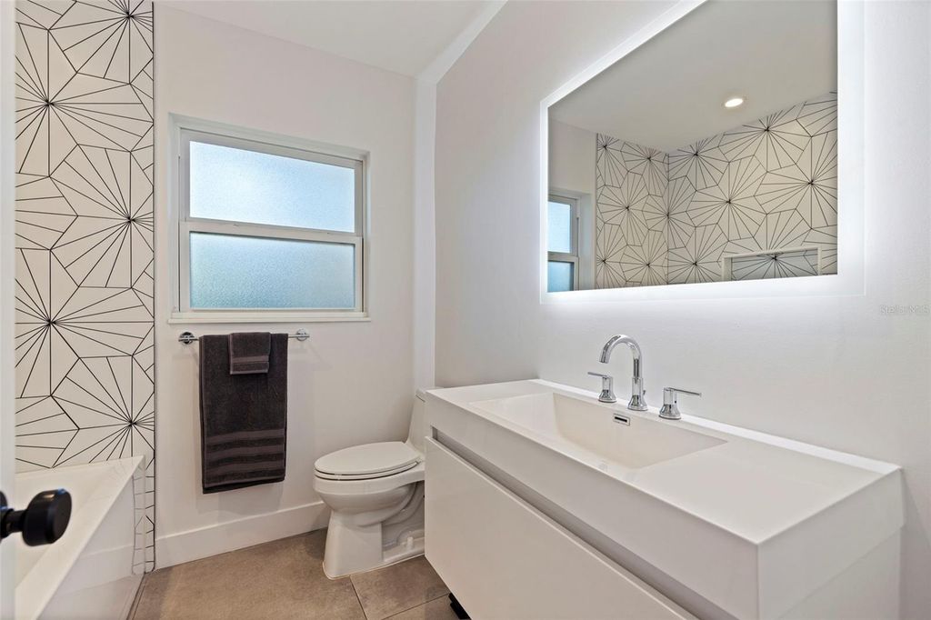 Image 24 of property listing at 259 MINEOLA DRIVE E, Belleair Bluffs, FL 33770