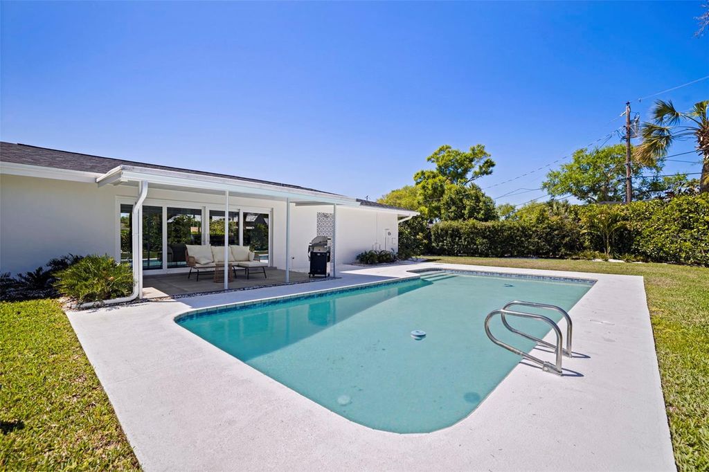 Image 30 of property listing at 259 MINEOLA DRIVE E, Belleair Bluffs, FL 33770