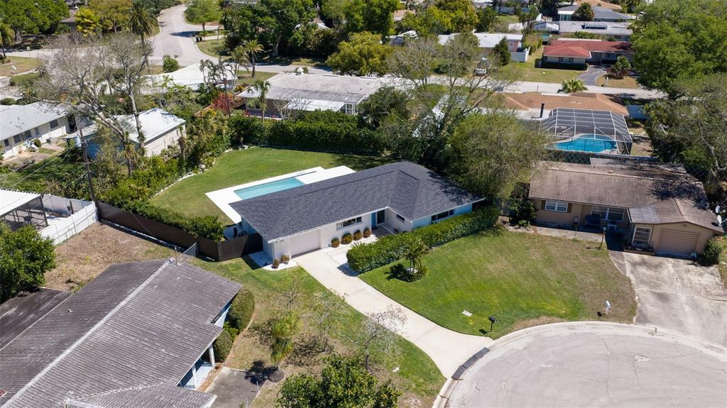Image 35 of property listing at 259 MINEOLA DRIVE E, Belleair Bluffs, FL 33770