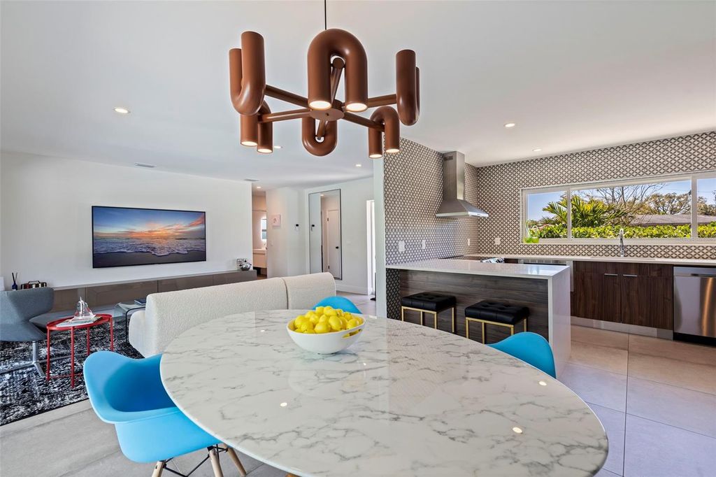 Image 9 of property listing at 259 MINEOLA DRIVE E, Belleair Bluffs, FL 33770