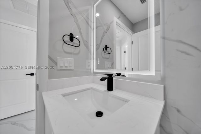 728 Glacier Ave, Other, FL 33974