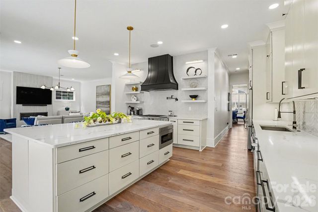 915 Laurel Creek Lane, Charlotte, NC 28211