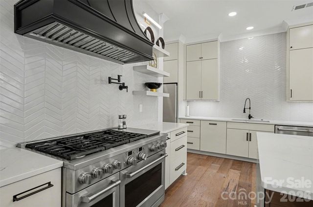 915 Laurel Creek Lane, Charlotte, NC 28211