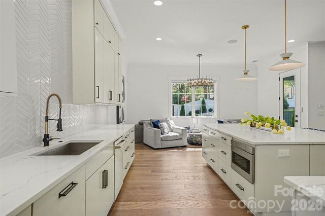 915 Laurel Creek Lane, Charlotte, NC 28211