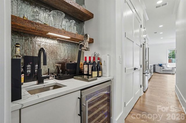 915 Laurel Creek Lane, Charlotte, NC 28211