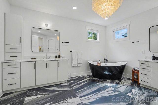 915 Laurel Creek Lane, Charlotte, NC 28211