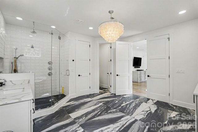 915 Laurel Creek Lane, Charlotte, NC 28211