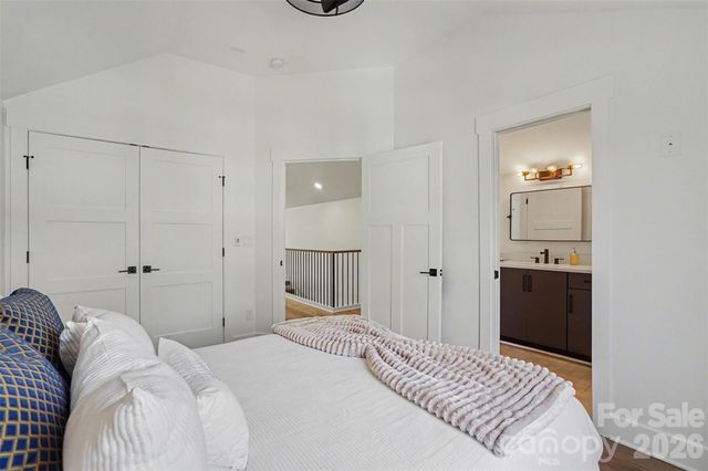 915 Laurel Creek Lane, Charlotte, NC 28211