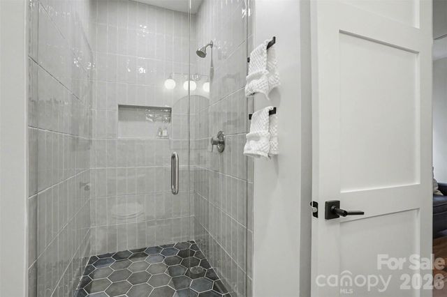 915 Laurel Creek Lane, Charlotte, NC 28211