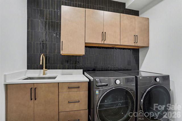 915 Laurel Creek Lane, Charlotte, NC 28211