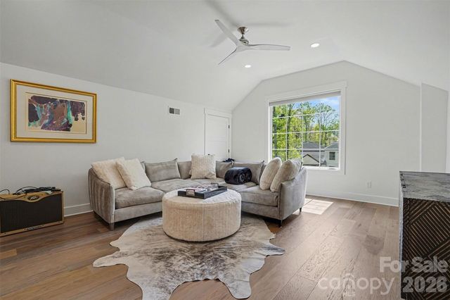 915 Laurel Creek Lane, Charlotte, NC 28211