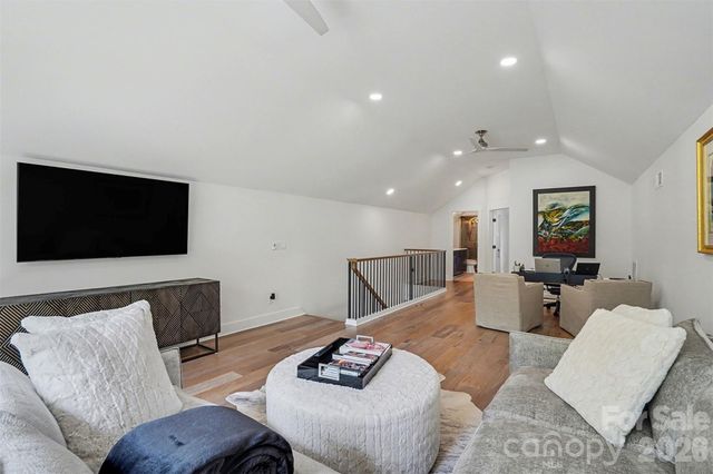 915 Laurel Creek Lane, Charlotte, NC 28211