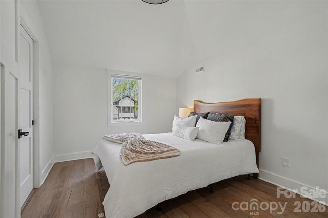 915 Laurel Creek Lane, Charlotte, NC 28211