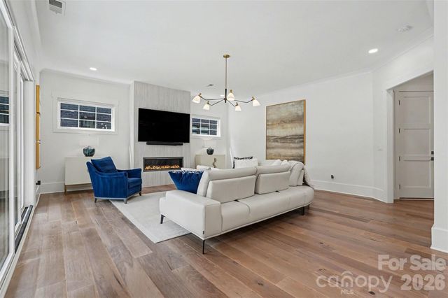 915 Laurel Creek Lane, Charlotte, NC 28211