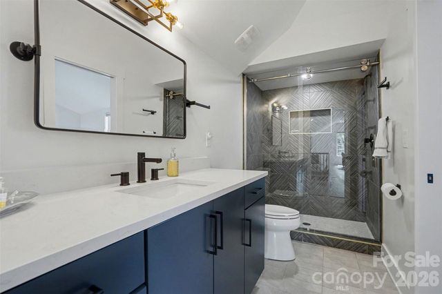 915 Laurel Creek Lane, Charlotte, NC 28211