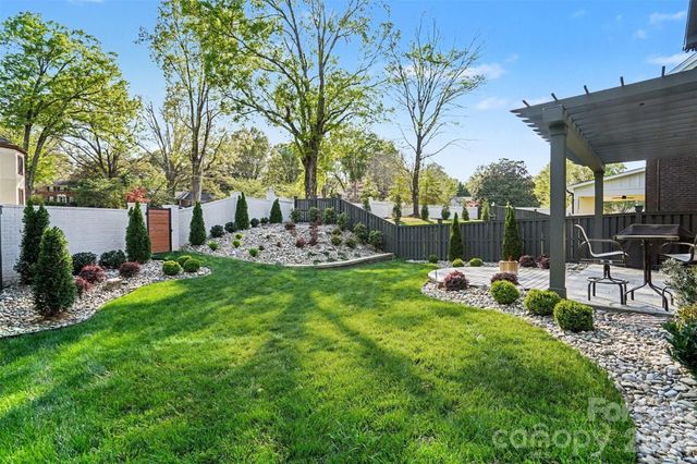 915 Laurel Creek Lane, Charlotte, NC 28211