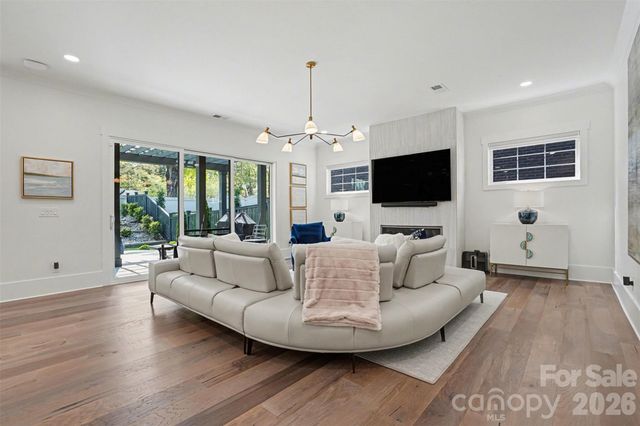 915 Laurel Creek Lane, Charlotte, NC 28211