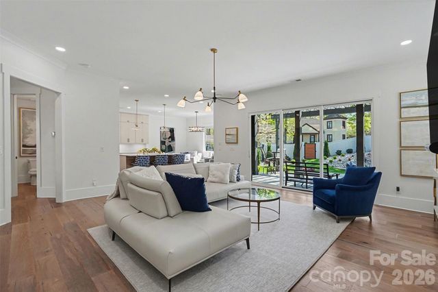 915 Laurel Creek Lane, Charlotte, NC 28211