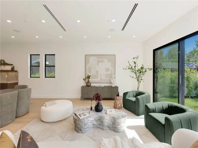 5814 Graves Avenue, Encino, CA 91316