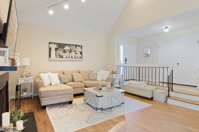 20 Lenape Dr, Roseland Boro, NJ 07068