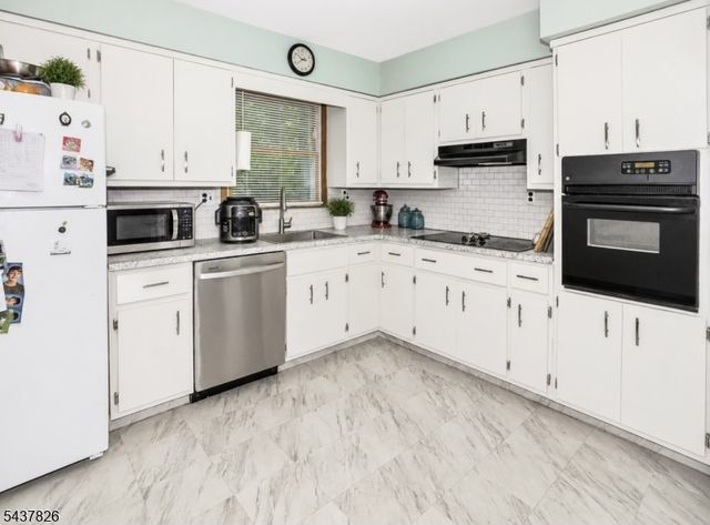 9 Stoney Brook Ln, Jefferson Twp., NJ 07438