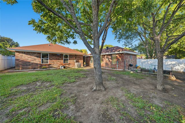 1129 W Hills Terrace, Saginaw, TX 76179