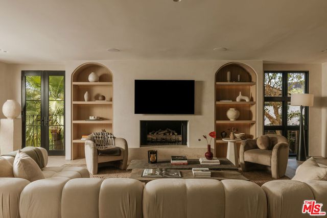 1417 Bluebird Avenue, Los Angeles, CA 90069
