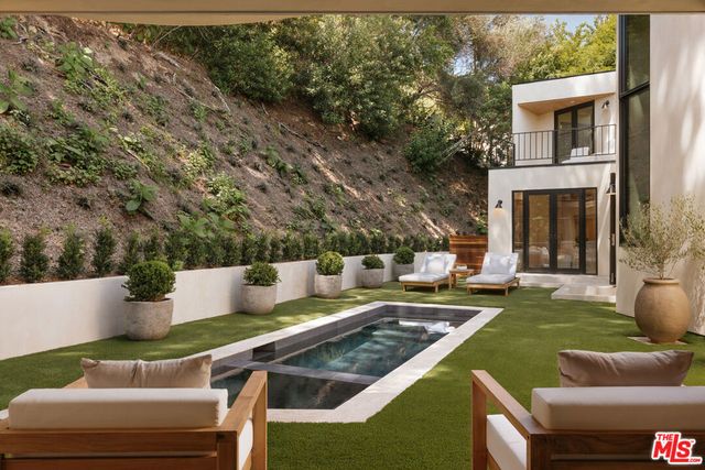 1417 Bluebird Avenue, Los Angeles, CA 90069