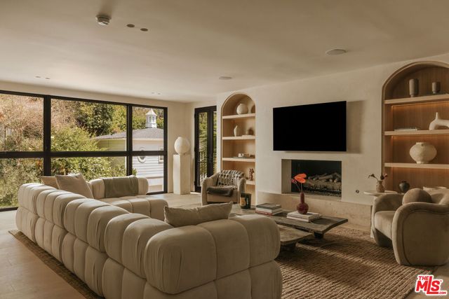 1417 Bluebird Avenue, Los Angeles, CA 90069