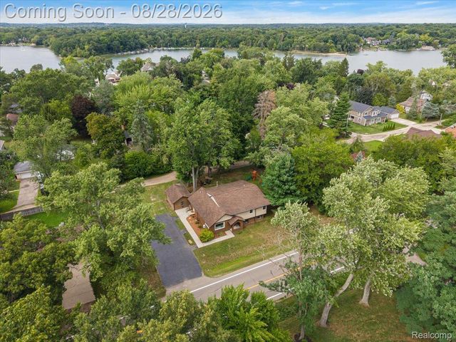 7710 Richardson Road, West Bloomfield Charter Township, MI 48323