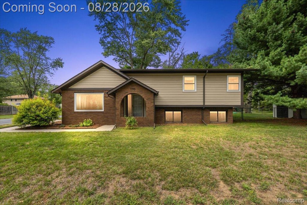 7710 Richardson Road, West Bloomfield Charter Township, MI 48323