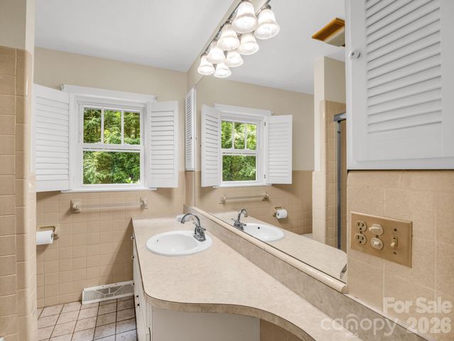 370 Orchard Circle, Laurel Park, NC 28739