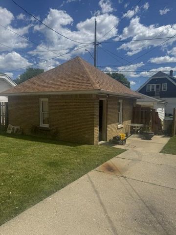 2740 N 56th STREET, Milwaukee, WI 53210