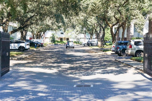 8936 Chatsworth Drive, Houston, TX 77024