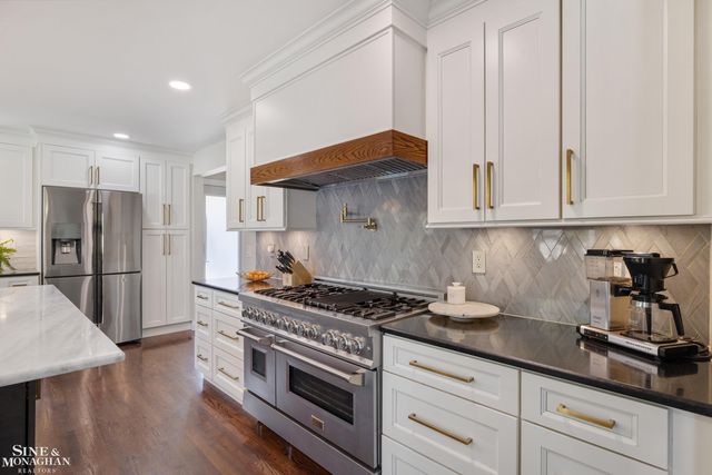 56 Hampton Road, Grosse Pointe Shores, MI 48236