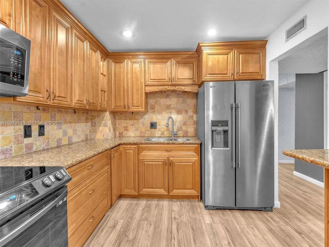 6201 N Falls Cir Dr 210, Lauderhill, FL 33319