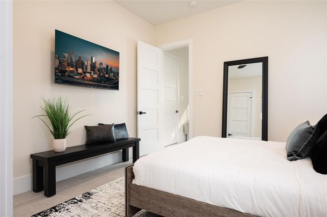 913 Thompson Street, Houston, TX 77007