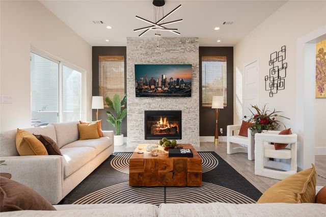 913 Thompson Street, Houston, TX 77007