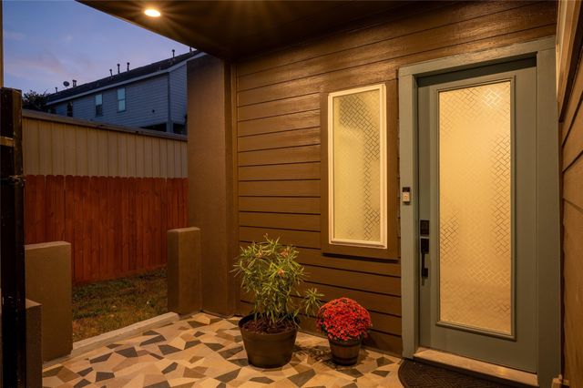 913 Thompson Street, Houston, TX 77007