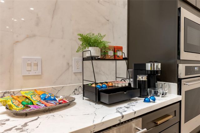 913 Thompson Street, Houston, TX 77007