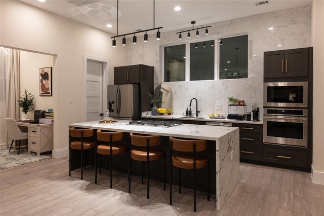 913 Thompson Street, Houston, TX 77007