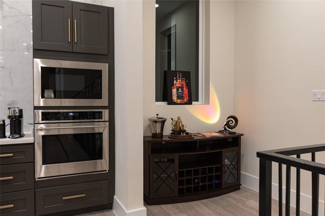 913 Thompson Street, Houston, TX 77007