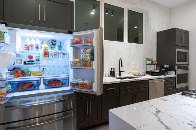 913 Thompson Street, Houston, TX 77007