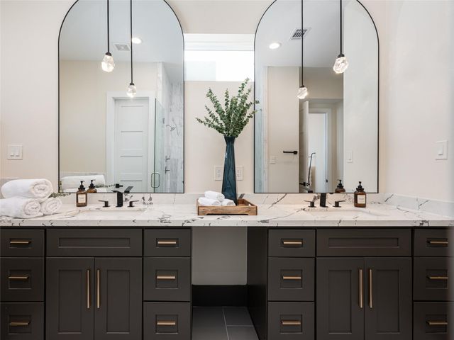 913 Thompson Street, Houston, TX 77007