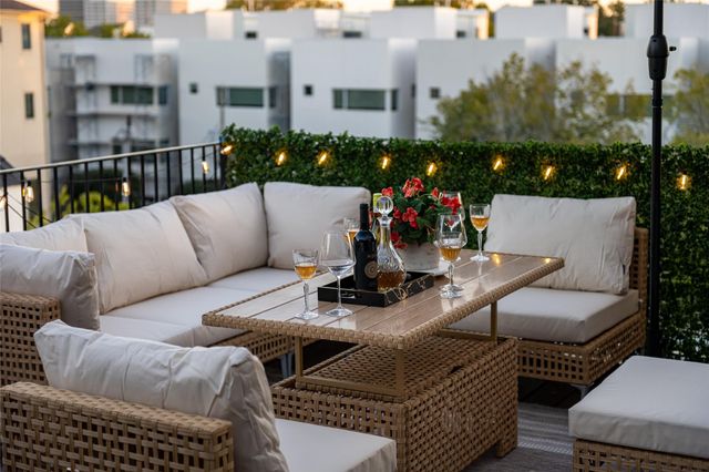 913 Thompson Street, Houston, TX 77007