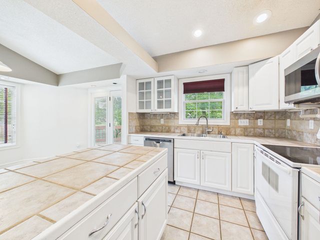 6560 N Tarrytown St, Park City, KS 67219