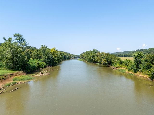 425 Dyer Rd, Hurricane Mills, TN 37078