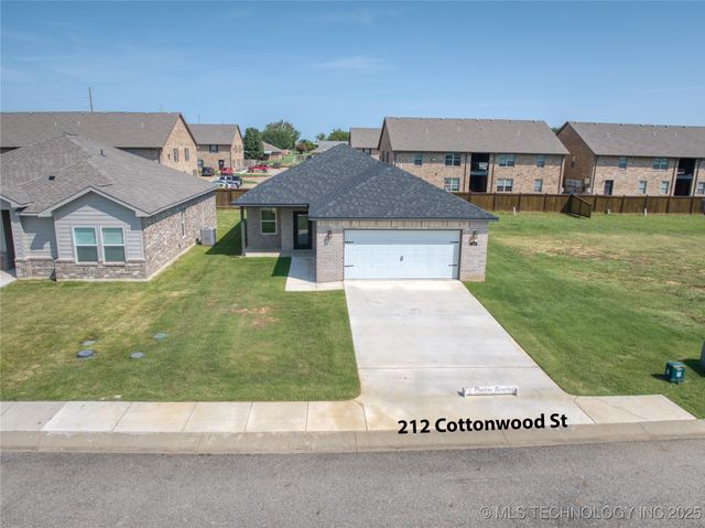 212 Cottonwood Street, Calera, OK 74730