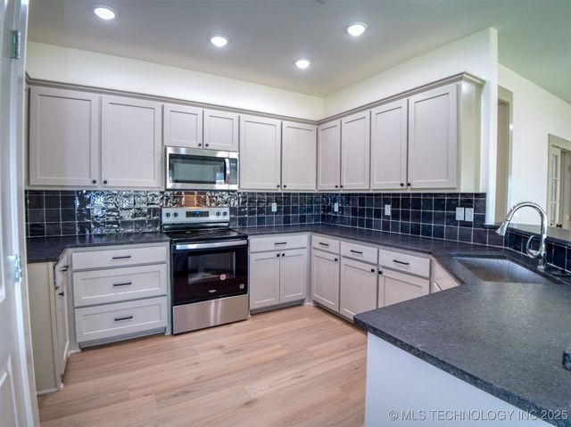 212 Cottonwood Street, Calera, OK 74730