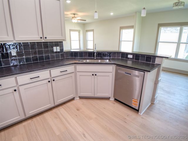 212 Cottonwood Street, Calera, OK 74730